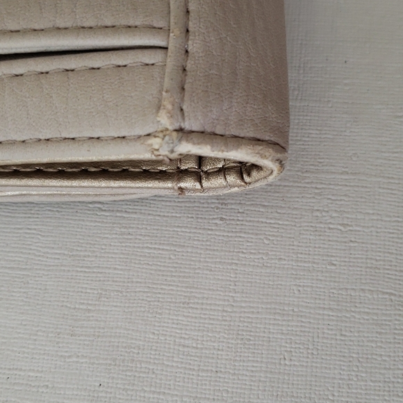 GUESS 1981 WOMEN'S WALLET SNAP AND ZIP CLOSURES GUC - Picture 14 of 14